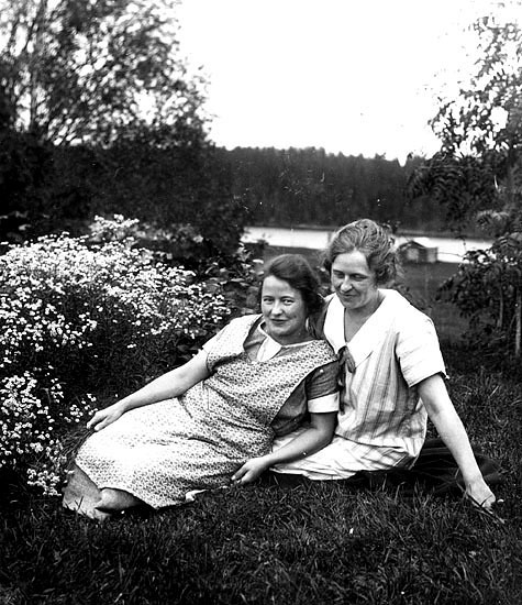 Till höger sitter Helga Engman, född 1895 och v...