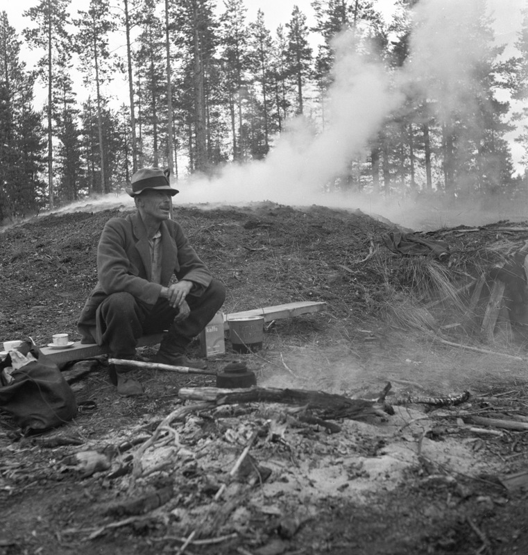 Kronotorparen vid sin tjärdal norr om Åmsele 1936