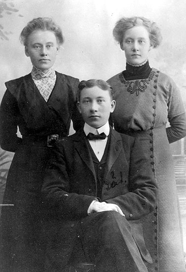 Från vänster: Ida, Annie och Nils Ivarsson, sys...