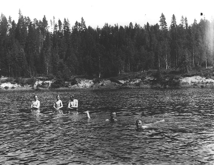 Badning i Öreälven, kakeläget 1930-talet. Från ...