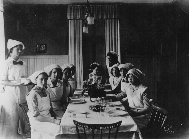 Flickskolan. Skolköket 1915.