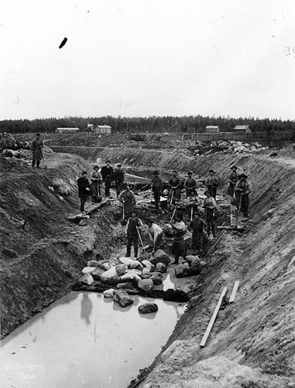 Ratuträskets utgrävning, 1895. Rad 2 från vänst...