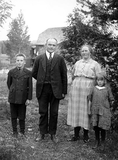 Karl och Selina Rönnberg, Rönnbäcken, med barne...
