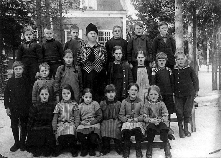 Skolan i Sikeå. Fröken hette Anna Hedlund, 1922.