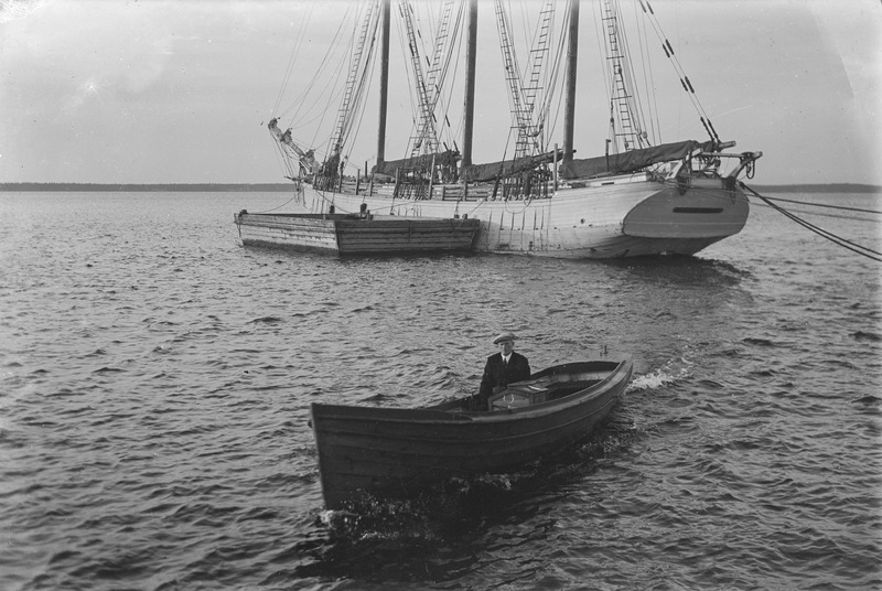 Jonas Karlsson i sin båt 1925. Bakom ligger en ...
