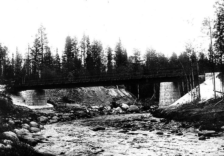 Gamla bron över Vargån.