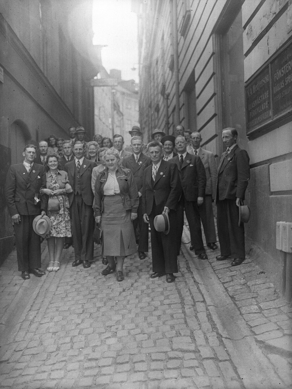 Åhlen & Holms agenter på resa 1942 i Gamla stan...
