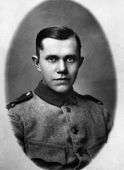 Elof Olofsson i I 20.s uniform.