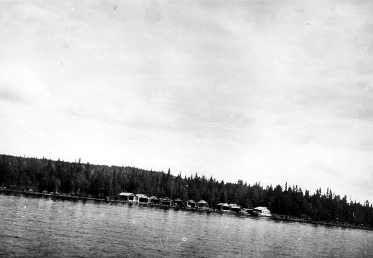 Båthus nere vid sjön i Avasjö.