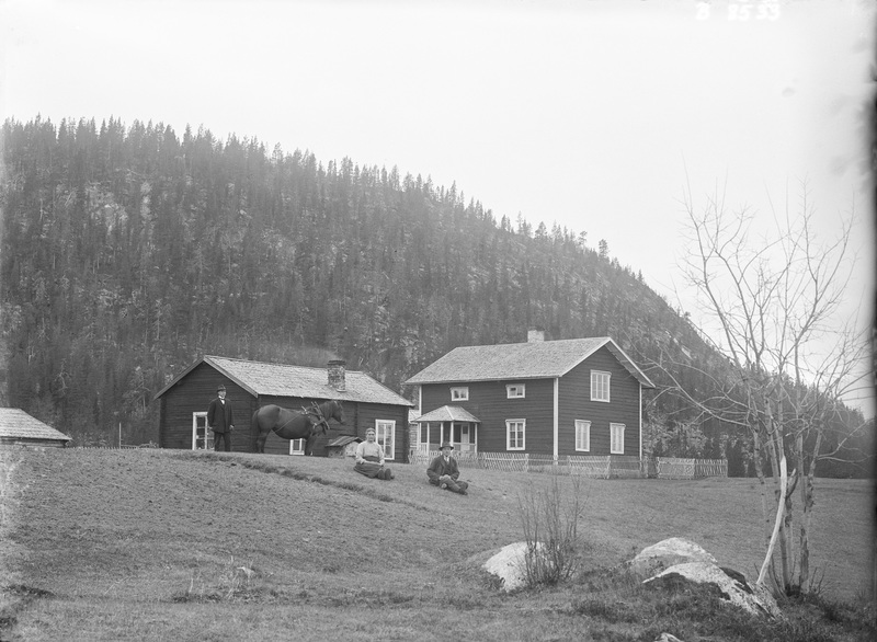 Felix Lindströms hus, i Norrsele. Karl, Sofia, ...