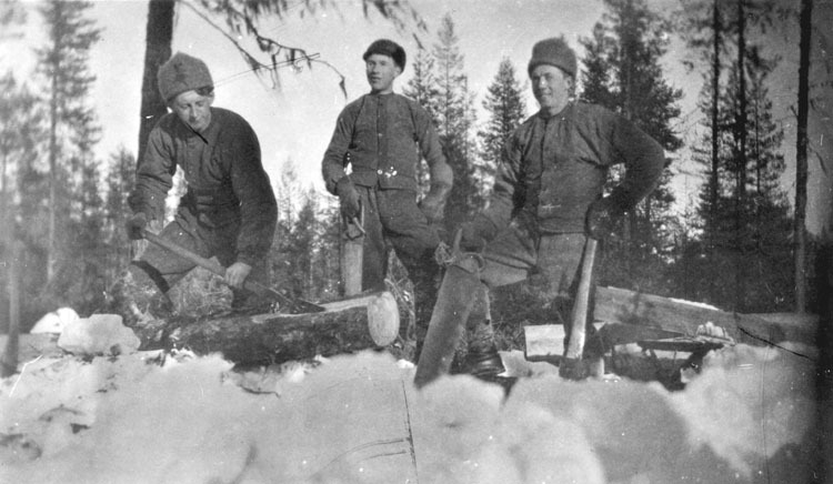 Skogsarbetare omkring 1930. Från vänster: brödr...