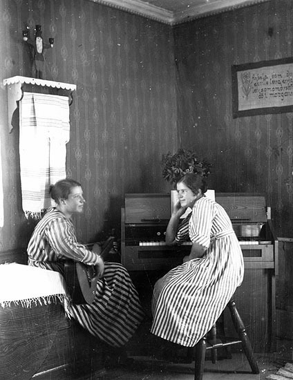 Rut Åström och Sanny Johansson, Åträsk, 4/7 1921.