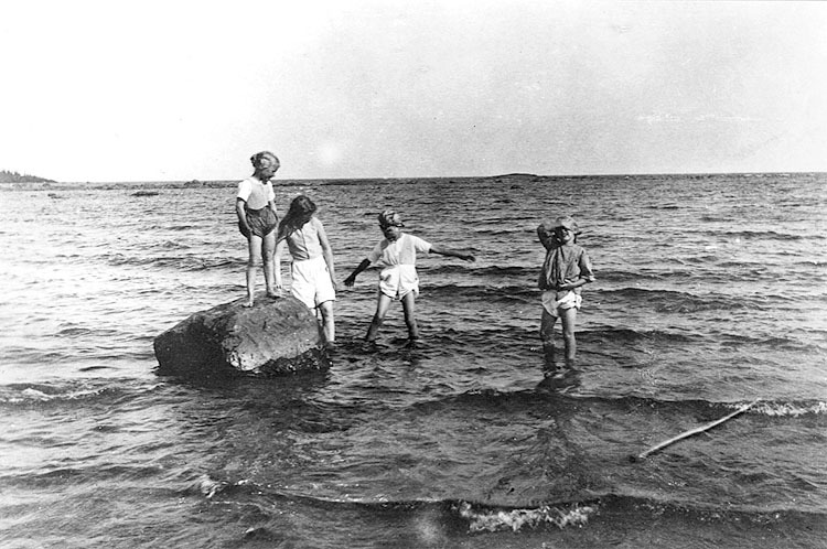Barnen Grapengiesser vid havet sommaren 1911.