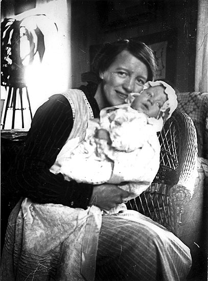 Gunhild Carlsson med sonen Gunnar, född 1916.