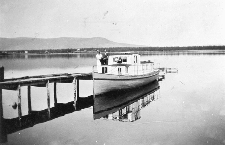 Turbåten håller vid kajen i Örnäsudden år 1932....