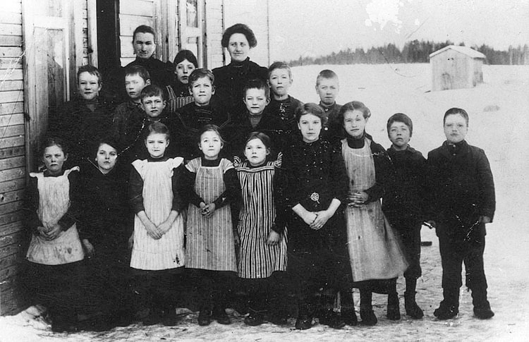 Skolklass i Smårödningen, 1912. Längst bak till...