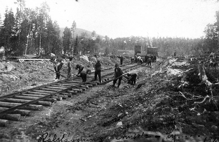Rälsläggning Åmsele - Lycksele 1923. Järnvägsby...