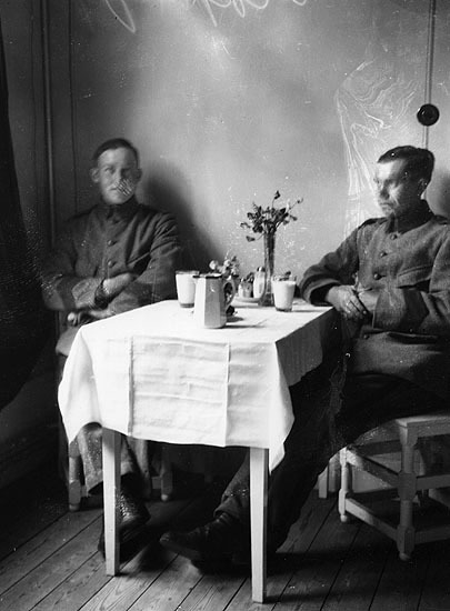 Almroth och Elof Olofsson på kafe på Gammlia. B...