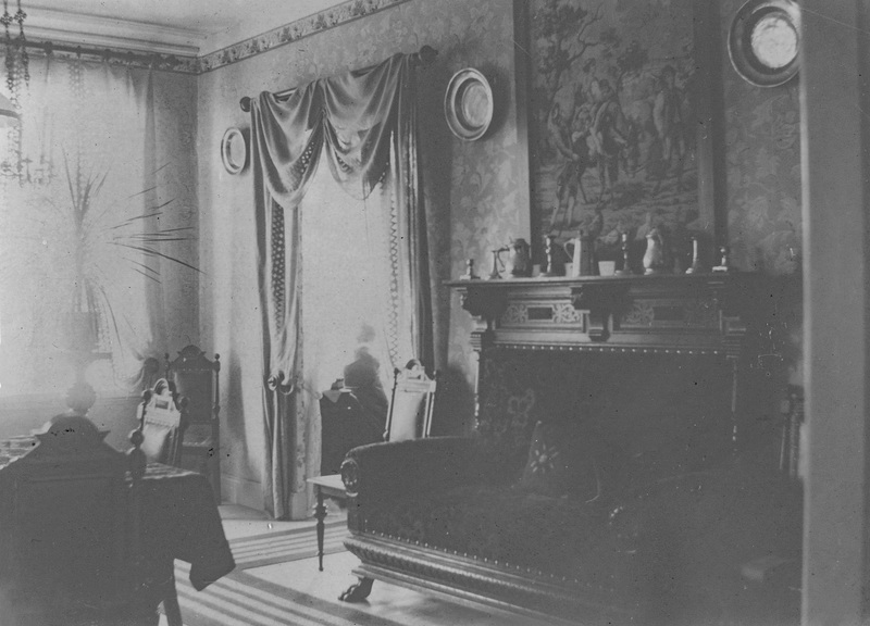 Matrummet med soffan. Vintern 1899.