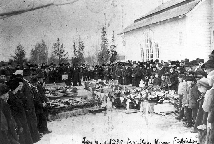 Begravning av spanska sjukans offer, den 4/4 1920.