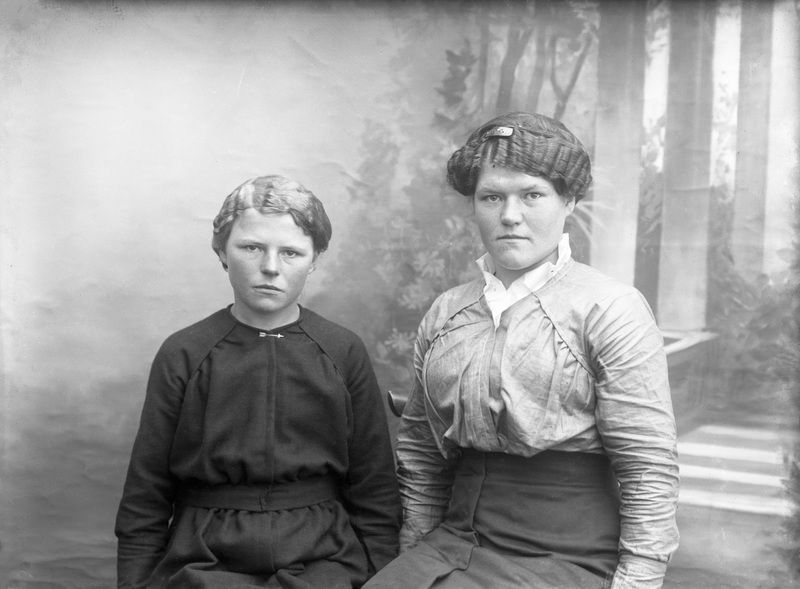 Från vänster: Agda och Nanny Byström, Övre Saxnäs.