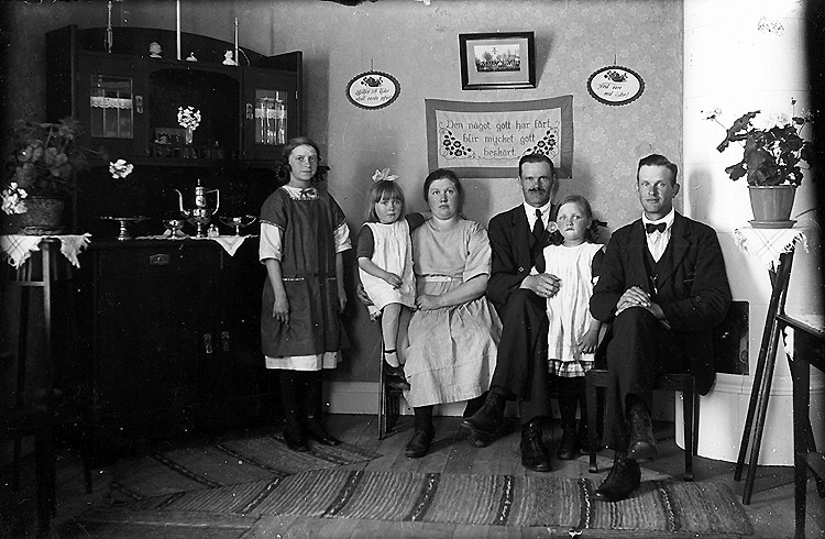 Predikant Josef Nygren med familj fotograferade...