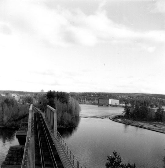 Järnvägsbron och kraftverk.