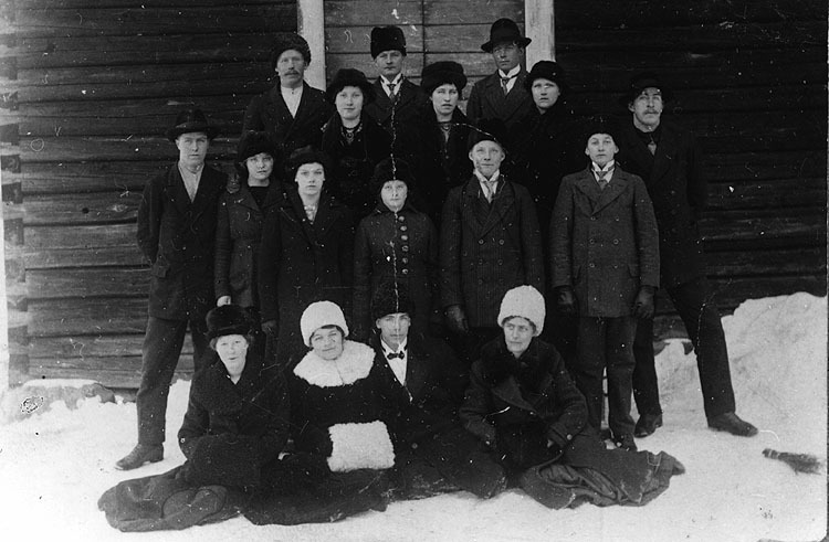 Ungdomar framför skolan i Näsmark omkring , 191...