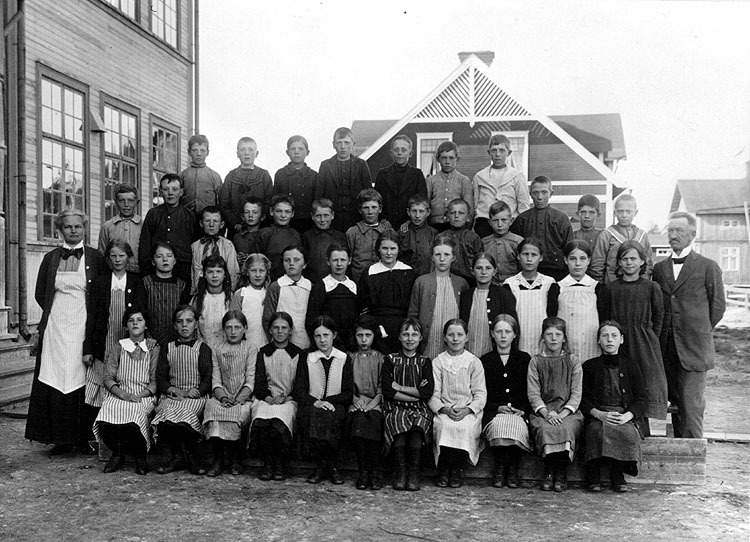 Skolfoto från Robertsfors folkskola, 1916. Lära...