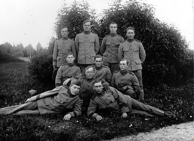 Gruppbild av soldater ur 5:e kompaniet, I 20 Umeå.