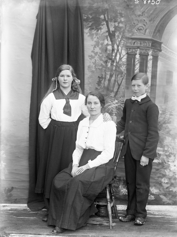 Från vänster: Milda Jonsson, Nyby gift med Albe...
