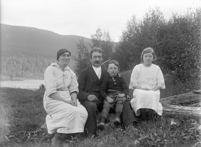 Yngve Forsvall med fru Sara och fosterbarnen Vi...