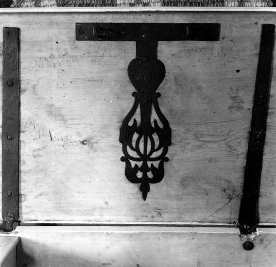 Detalj av kista på lockets innsida.