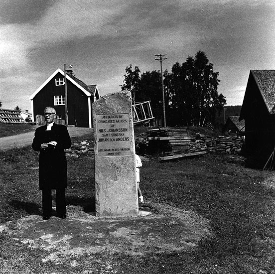Kyrkoherde Olof Waerner vid invigningen av minn...