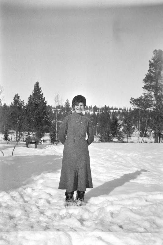 Kvinna, eventuellt Hulda Andersson, i vinterlan...