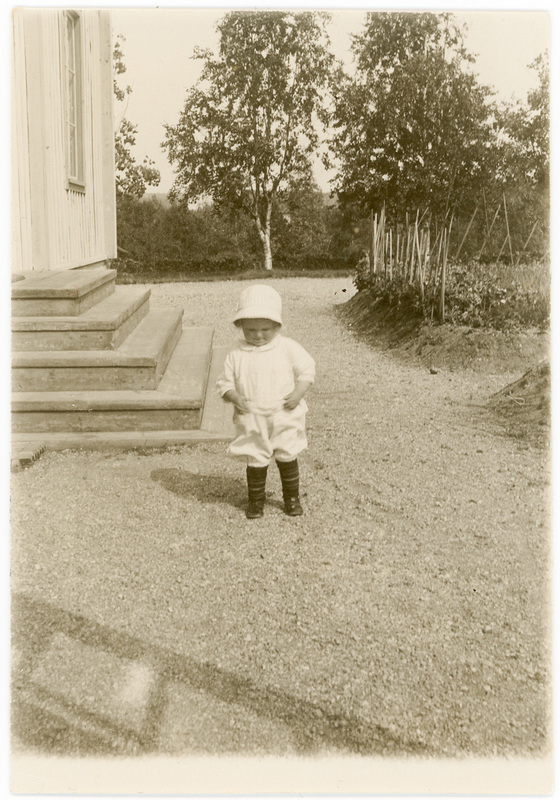 Gunnar Björkman framför huset i Lycksele, 1912.