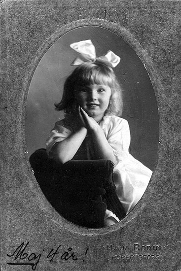 Porträtt av Maj Grenholm vid 4 årsålder.