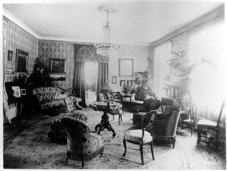 Interiörbild från överste Bergenstråhles hem.