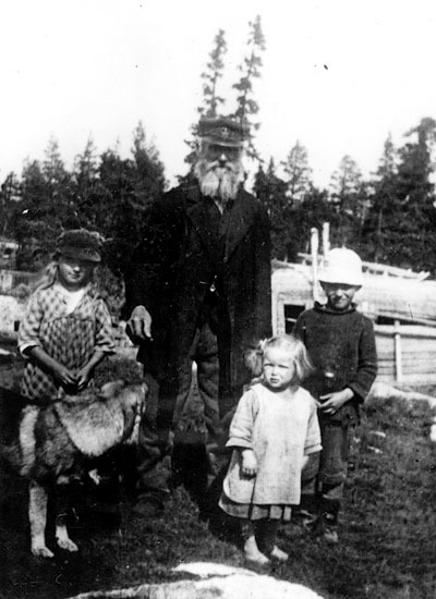 Janne Lundberg med barnbarnet Ingeborg född 191...