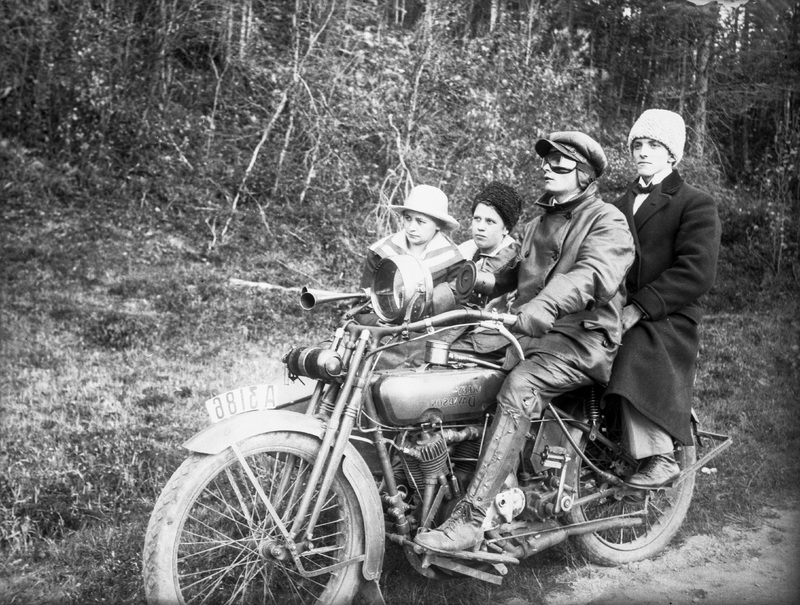 Norman med motorcykel vid Hällnäs