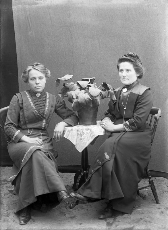 Från vänster: Ella Sällström, född Brännlund oc...
