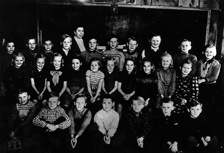 Klass 3-4 i Viska år 1949. Lärarinna Nanny Tege...