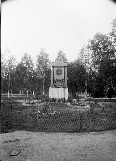 Döbelns park. Döbelns monument.