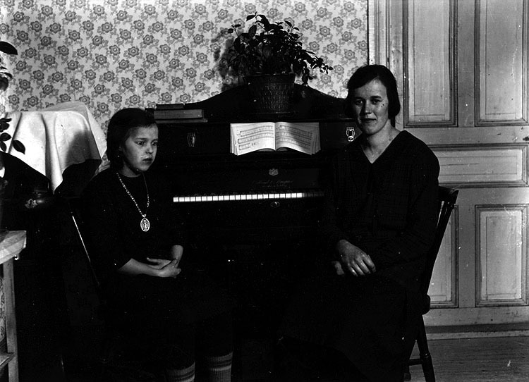 Okänd proveniens. Två flickor vid orgel.