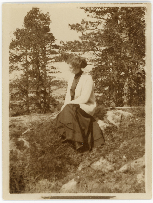 Louise Stenberg på en klippa, Rölanda, 1911.