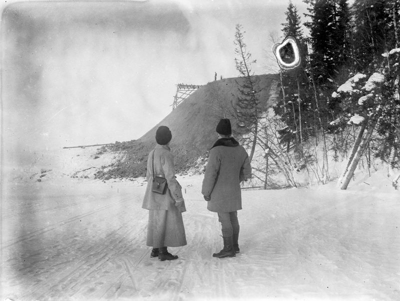 Aina och Edvin nedanför brobygget januari 1922