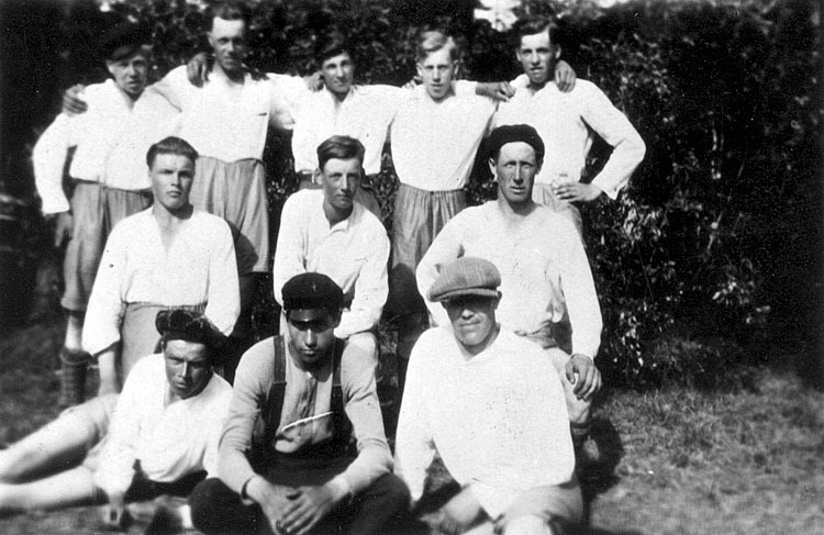 Fotbollslaget i Ultervattnet 1929-1930. Nedre r...