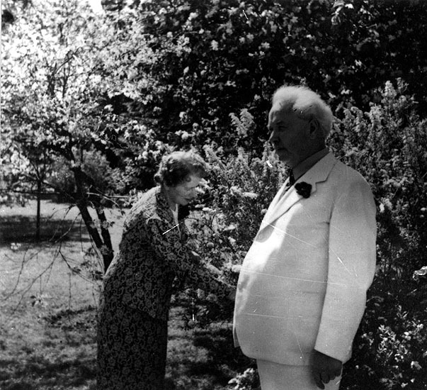 Tyra och Gustav Rosén i residensets trädgård.