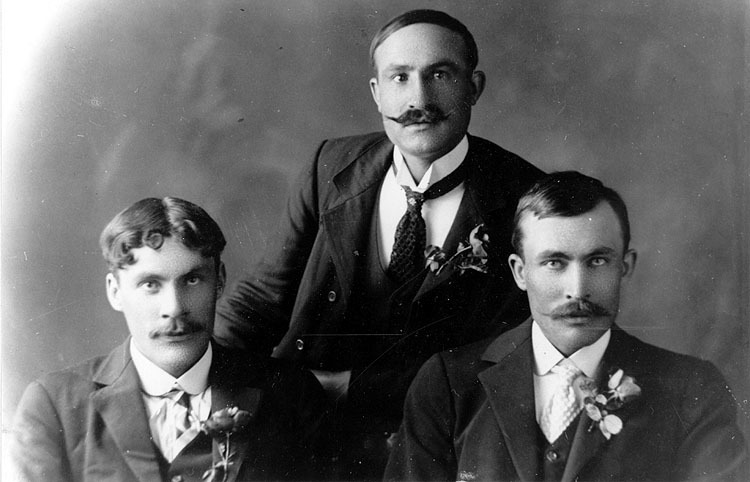 Liverpool omkring 1910. Sittande bröderna. Till...