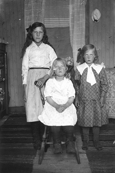 Syskonen Oskarsson, Arksjö senare Bellvik. Omkr...